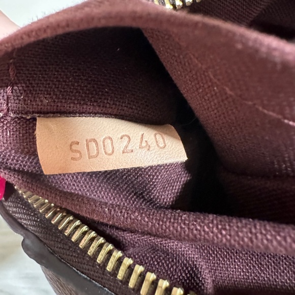 Louis Vuitton Rivoli MM - Picture 6 of 9